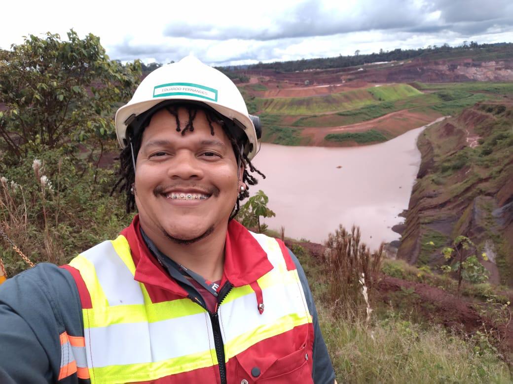 Selfie em campo com vegetação