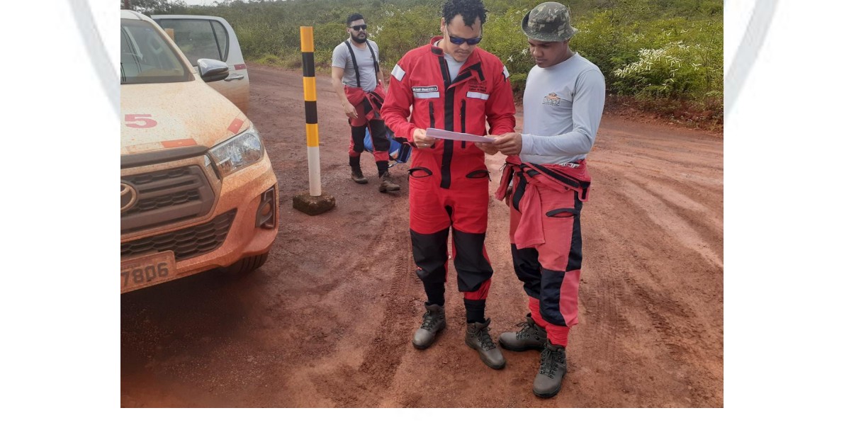 Três profissionais em estrada de terra
