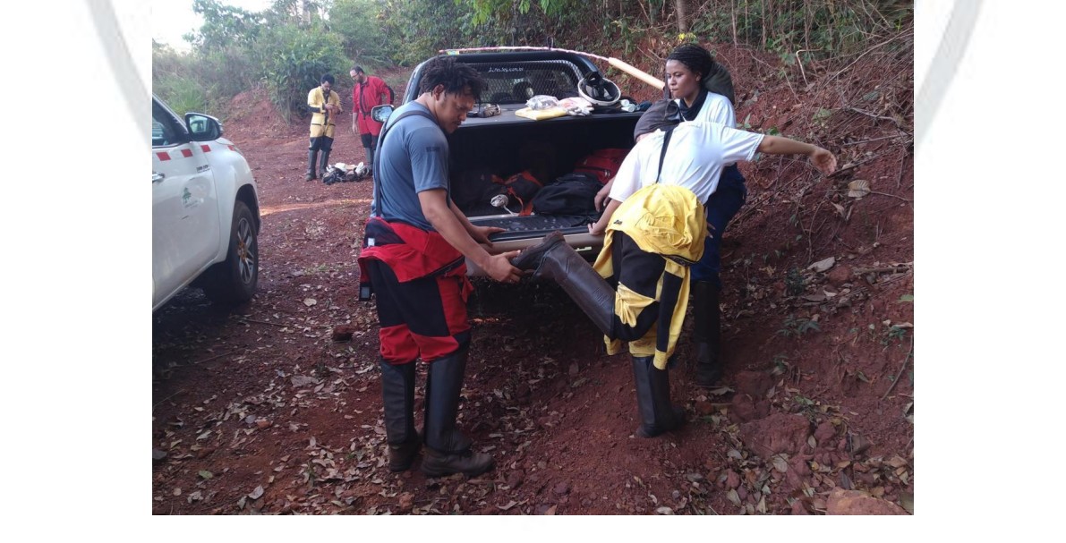 Equipe preparando equipamento de campo